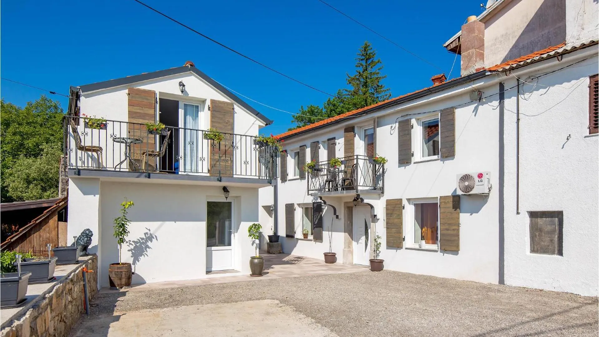 1 Bedroom Beautiful Home In Jurdani Holiday home
