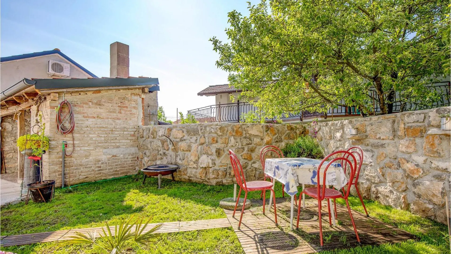 1 Bedroom Beautiful Home In Jurdani Holiday home