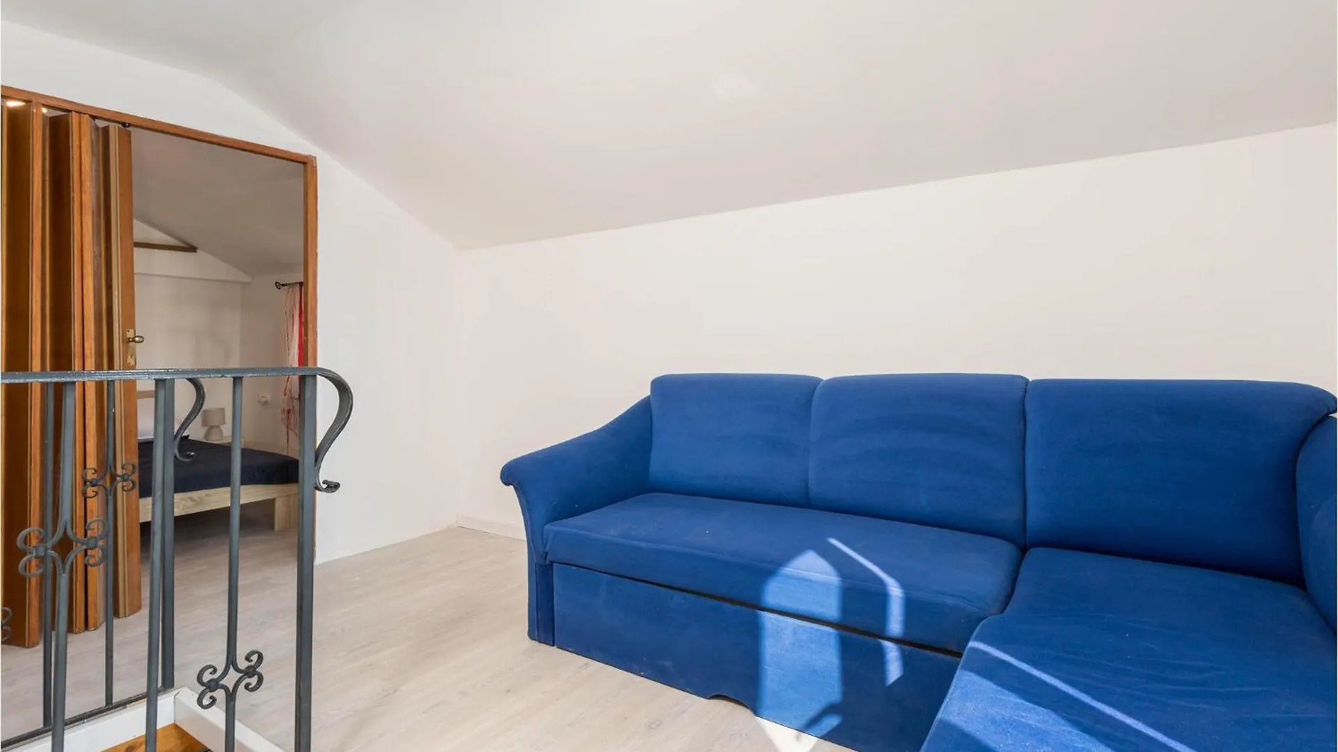 1 Bedroom Beautiful Home In Jurdani Holiday home