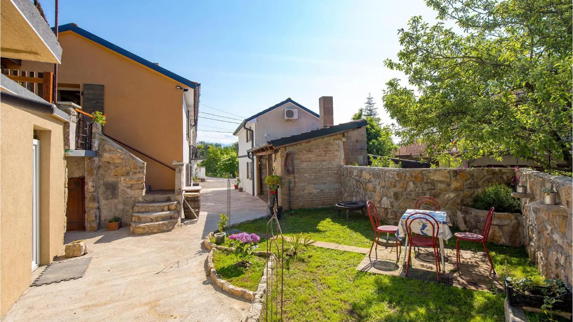 1 Bedroom Beautiful Home In Jurdani Croatia